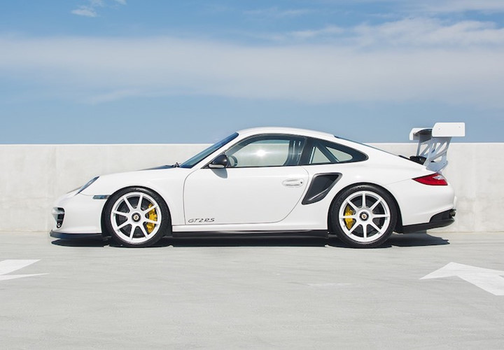 Tuy nhiên, nếu so với giá siêu xe Porsche 911 GT2 RS tại thị trường Việt Nam lên đến 20,19 tỷ đồng cho xe tiêu chuẩn, rõ ràng, siêu xe Porsche 911 GT2 RS chính hãng tại Hồng Kông vẫn rẻ hơn tới 4 tỷ đồng so với giá xe Porsche ở Việt Nam.