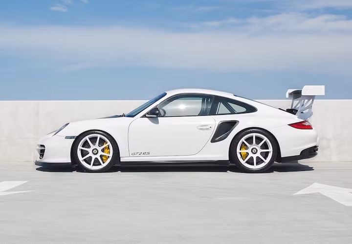 Tuy nhiên, nếu so với giá siêu xe Porsche 911 GT2 RS tại thị trường Việt Nam lên đến 20,19 tỷ đồng cho xe tiêu chuẩn, rõ ràng, siêu xe Porsche 911 GT2 RS chính hãng tại Hồng Kông vẫn rẻ hơn tới 4 tỷ đồng so với giá xe Porsche ở Việt Nam.