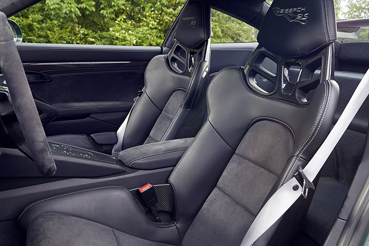 Siêu xe Porsche 911 GT2 RS 2018 được mệnh danh là chiếc 911 mạnh nhất trong lịch sử nhà Porsche, xe sở hữu khối động cơ Boxer 6 xi-lanh, tăng áp kép, dung tích 3,8 lít, sản sinh công suất tối đa lên đến 700 mã lực và mô-men xoắn cực đại đạt 750 Nm. Khác với chiếc Porsche 911 GT3 2018 độc nhất Việt Nam, siêu xe Porsche 911 GT2 RS 2018 chỉ có độc nhất một loại hộp số là PDK tự động 7 cấp.