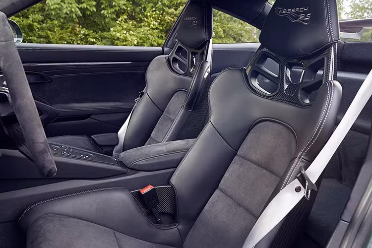 Siêu xe Porsche 911 GT2 RS 2018 được mệnh danh là chiếc 911 mạnh nhất trong lịch sử nhà Porsche, xe sở hữu khối động cơ Boxer 6 xi-lanh, tăng áp kép, dung tích 3,8 lít, sản sinh công suất tối đa lên đến 700 mã lực và mô-men xoắn cực đại đạt 750 Nm. Khác với chiếc Porsche 911 GT3 2018 độc nhất Việt Nam, siêu xe Porsche 911 GT2 RS 2018 chỉ có độc nhất một loại hộp số là PDK tự động 7 cấp.