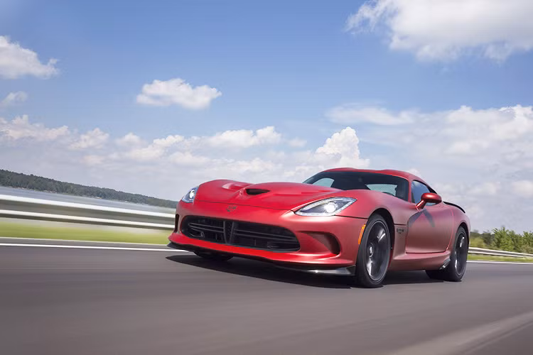 Dodge Viper không chỉ đẹp mã mà còn sở hữu sức mạnh khủng khiếp đến từ bên trong.