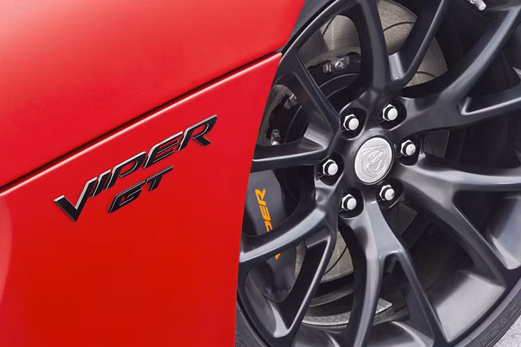 Siêu xe Dodge Viper SRT 2015 sở hữu bộ mâm 6 chấu kép, logo nổi Viper GT hiển thị trên một số chi tiết của xe.