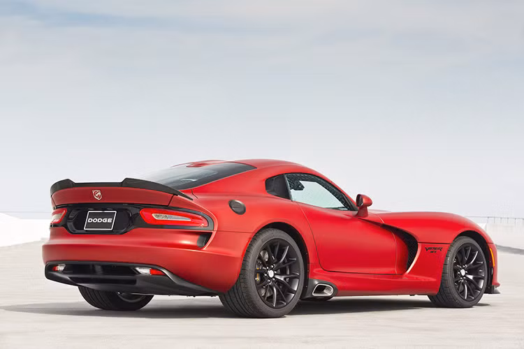 Trong bài viết này là một chiếc “Siêu rắn” Dodge Viper SRT 2015 với bộ da đỏ mờ cực kỳ bắt mắt.