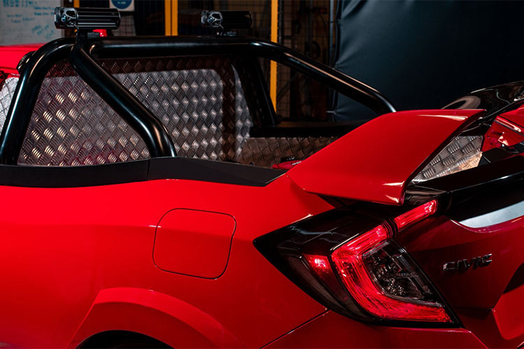Thú vị hơn, cánh gió đuôi nguyên bản của Honda Civic Type R vẫn được giữ lại. Người sử dụng có thể mở cửa thùng sau kèm theo cả cánh gió lên trên khi cần đưa đồ cồng kềnh lên Honda Civic Type R phiên bản bán tải. Ngoài ra, chiếc xe bán tải Honda Civic Type R còn được sơn màu đỏ Rallye Red cực bắt mắt.