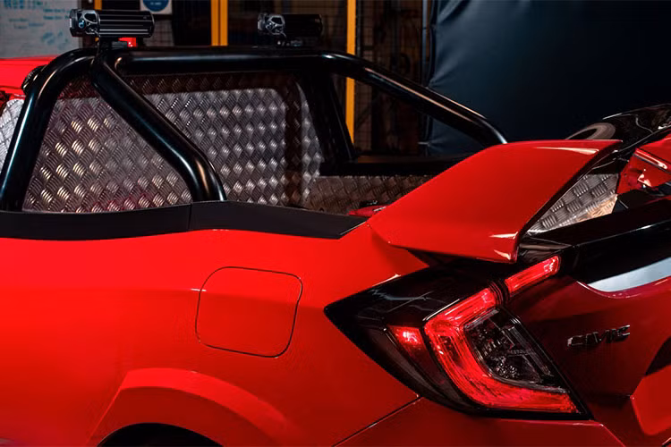 Thú vị hơn, cánh gió đuôi nguyên bản của Honda Civic Type R vẫn được giữ lại. Người sử dụng có thể mở cửa thùng sau kèm theo cả cánh gió lên trên khi cần đưa đồ cồng kềnh lên Honda Civic Type R phiên bản bán tải. Ngoài ra, chiếc xe bán tải Honda Civic Type R còn được sơn màu đỏ Rallye Red cực bắt mắt.