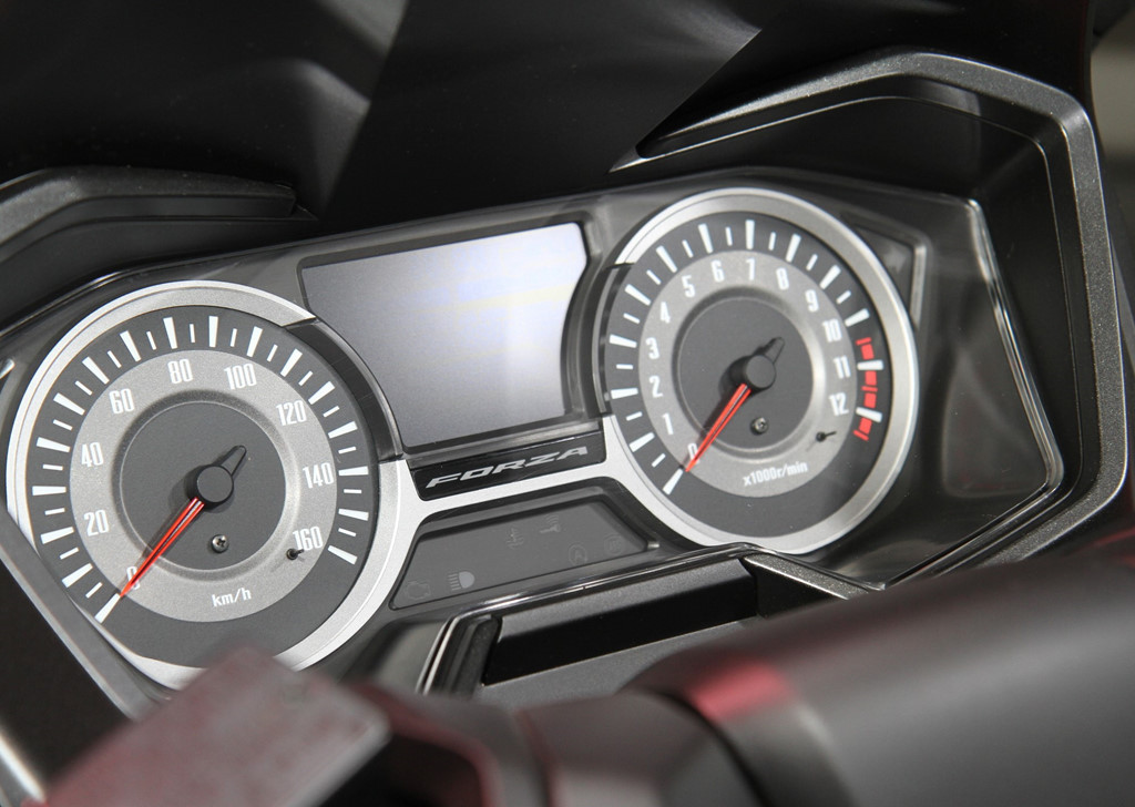 Bảng đồng hồ bao gồm màn hình kỹ thuật số hiển thị thông tin cơ bản và 2 đồng hồ analog hiển thị tốc độ, vòng tua máy.