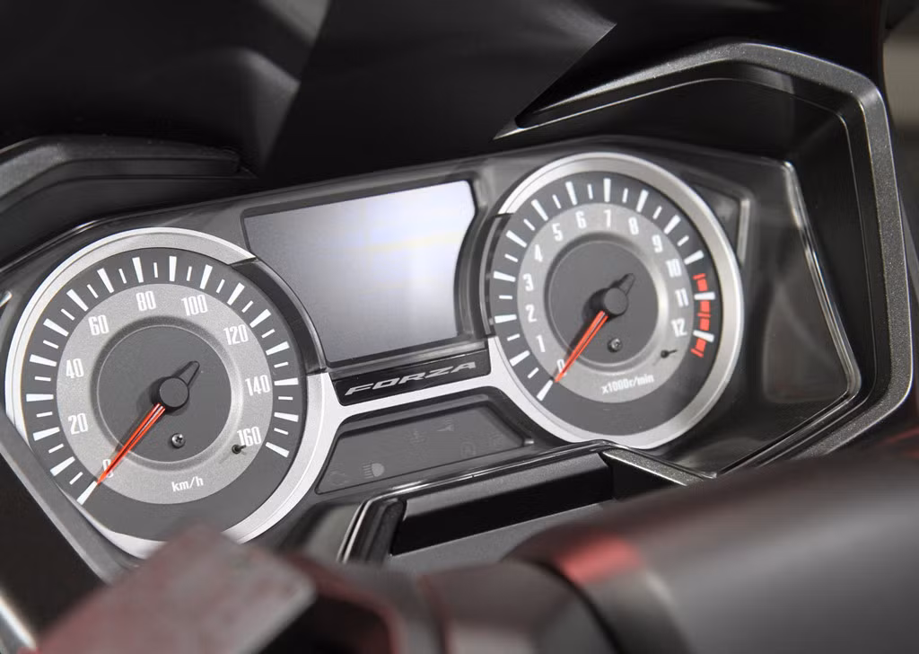 Bảng đồng hồ bao gồm màn hình kỹ thuật số hiển thị thông tin cơ bản và 2 đồng hồ analog hiển thị tốc độ, vòng tua máy.