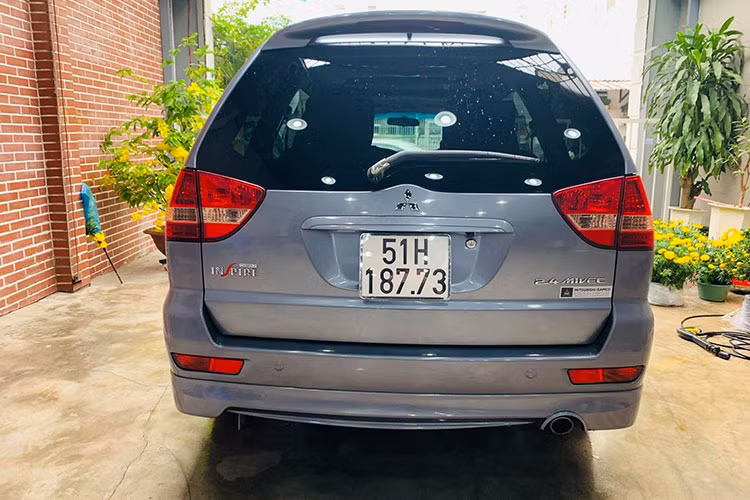 Xe có thiết kế kiểu minivan truyền thống, vuông vức với các đường nét tương đối đơn giản. Các chi tiết ngoại thất với hệ thống đèn pha, lưới tản nhiệt... tương tự Grandis - nhưng nhìn chung không hấp dẫn bằng "người anh em" của mình nên số lượng bán ra tại Việt Nam không nhiều.
