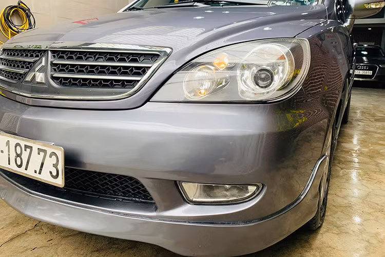 Mitsubishi Savrin 2010 nhập khẩu về Việt Nam sử dụng động cơ 2.4 lít I4 16 van tích hợp công nghệ điều khiển van biến thiên Mivec cho công suất cực đại 175 mã lực kết hợp với hộp số tự động 4 cấp Invecs-II, xe cũng sử dụng hộp số tự động và dẫn động cầu trước giống Grandis.