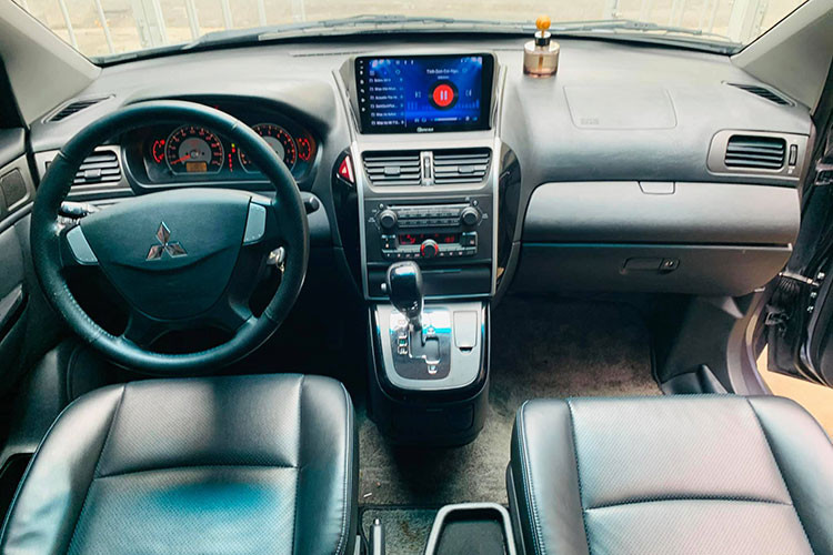 Xe có cấu hình 7 chỗ cơ cấu chỉnh cơ, điều hoà 2 vùng cùng hệ thống giải trí đon giản (chiếc xe trong bài đã được chủ nhân độ lại một số chi tiết bắt mắt hơn). Các ô cửa kính được làm kích thước lớn nên người ngồi bên trong có tầm quan sát khá rộng. Chiếc xe trong bài là đời 2010, đã đi được 49.000 km, khá thấp với 1 chiếc xe cũ.