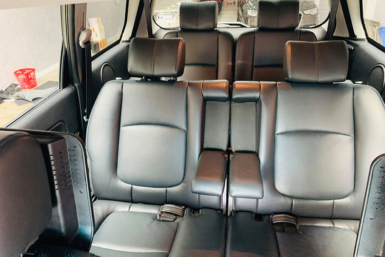 Về trang bị, tại thời điểm 10 năm về trước Mitsubish Savrin chỉ có các tiện nghi cơ bản như nội thất da, cửa sổ trời, điều hòa tự động 2 vùng, đầu đọc đĩa CD/AUX, vô lăng có tích hợp nút bấm hai bên, ốp gỗ ở một vài chi tiết. Hệ thống an toàn trên xe gồm cân bằng điện tử (ESP), chống bó cứng phanh (ABS), phân phối lực phanh điện tử (EBD), hỗ trợ phanh khẩn cấp (EBA).