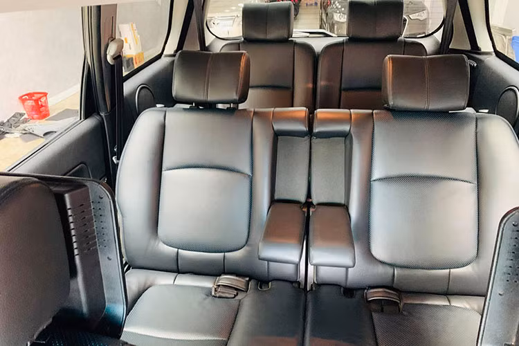 Về trang bị, tại thời điểm 10 năm về trước Mitsubish Savrin chỉ có các tiện nghi cơ bản như nội thất da, cửa sổ trời, điều hòa tự động 2 vùng, đầu đọc đĩa CD/AUX, vô lăng có tích hợp nút bấm hai bên, ốp gỗ ở một vài chi tiết. Hệ thống an toàn trên xe gồm cân bằng điện tử (ESP), chống bó cứng phanh (ABS), phân phối lực phanh điện tử (EBD), hỗ trợ phanh khẩn cấp (EBA).