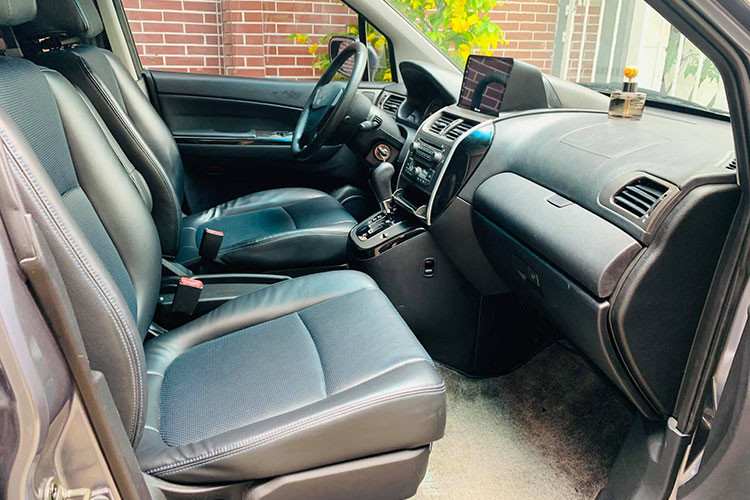 Là một mẫu xe MPV nên Mitsubishi Sarvin đời 2010 nhấn mạnh vào độ thoải mái, hàng ghế thứ ba và thứ hai đều có thể ngả về sau, thao tác rất dễ dàng. Khi gập hàng ghế thứ ba tạo thêm không gian chứa đồ.