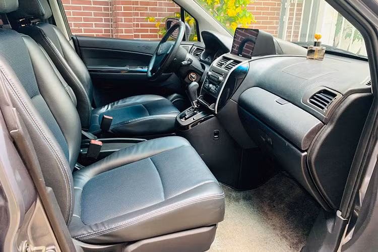 Là một mẫu xe MPV nên Mitsubishi Sarvin đời 2010 nhấn mạnh vào độ thoải mái, hàng ghế thứ ba và thứ hai đều có thể ngả về sau, thao tác rất dễ dàng. Khi gập hàng ghế thứ ba tạo thêm không gian chứa đồ.