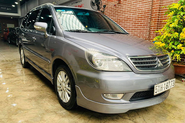  Mitsubishi Savrin 7 chỗ xuất hiện tại Việt Nam trong giai đoạn từ năm 2008 - 2010, thời điểm này vẫn có sự hiện diện của mẫu xe anh em Grandis bán chính hãng, trong khi Savrin được nhập khẩu từ Đài Loan thông qua các doanh nghiệp nhập khẩu không chính hãng nở rộ trong khoảng thời gian này. Dùng chung động cơ với Grandis nhưng Savrin lại có rất nhiều điểm khác biệt hoàn toàn so với "người anh em".