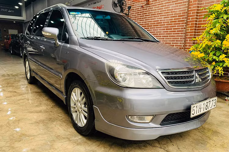  Mitsubishi Savrin 7 chỗ xuất hiện tại Việt Nam trong giai đoạn từ năm 2008 - 2010, thời điểm này vẫn có sự hiện diện của mẫu xe anh em Grandis bán chính hãng, trong khi Savrin được nhập khẩu từ Đài Loan thông qua các doanh nghiệp nhập khẩu không chính hãng nở rộ trong khoảng thời gian này. Dùng chung động cơ với Grandis nhưng Savrin lại có rất nhiều điểm khác biệt hoàn toàn so với "người anh em".