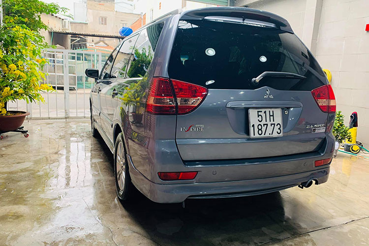 Dù là xe nhập khẩu nhưng giá bán của Savrin ở thời điểm mới ra mắt không chênh lệch nhiều với Grandis. Còn hiện tại, giá xe Mitsusbishi Savrin đời 2010 đã qua sử dụng có giá rao bán trên thị trường Việt Nam khoảng hơn 400 triệu đồng, tương đương với mẫu xe cùng nhà Mitsusbishi Grandis.