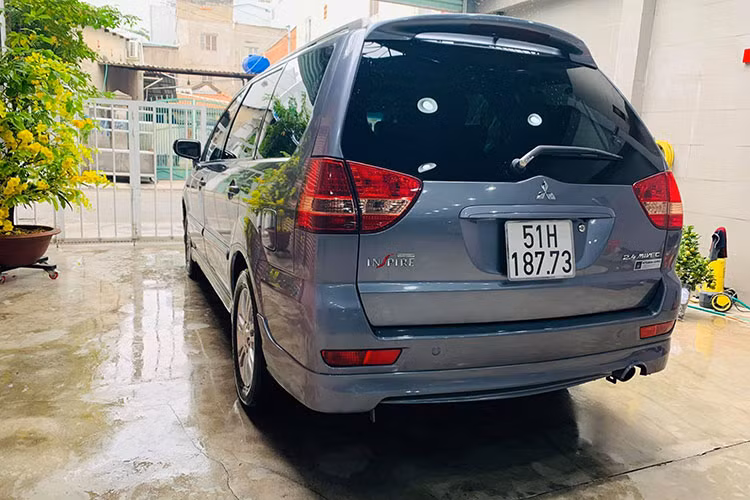 Dù là xe nhập khẩu nhưng giá bán của Savrin ở thời điểm mới ra mắt không chênh lệch nhiều với Grandis. Còn hiện tại, giá xe Mitsusbishi Savrin đời 2010 đã qua sử dụng có giá rao bán trên thị trường Việt Nam khoảng hơn 400 triệu đồng, tương đương với mẫu xe cùng nhà Mitsusbishi Grandis.