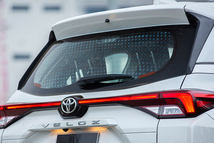 Ngoại thất của xe nổi bật với hệ thống lưới tản nhiệt đậm chất thể thao cùng hệ thống đèn pha dạng LED. Bộ mâm 17 inch đi kèm đèn hậu dạng LED chạy ngang khoang hành lý. Đây được xem là một trong những điểm nhấn nổi bật của phiên bản TOP.