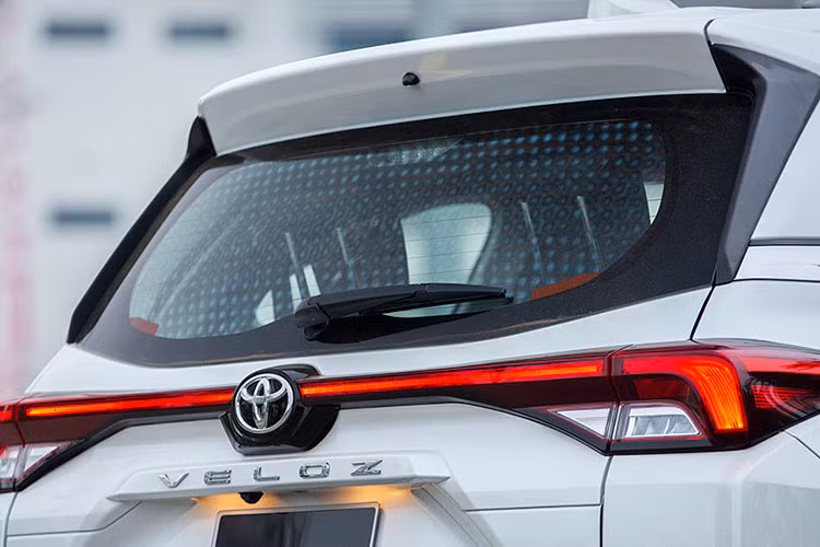 Ngoại thất của xe nổi bật với hệ thống lưới tản nhiệt đậm chất thể thao cùng hệ thống đèn pha dạng LED. Bộ mâm 17 inch đi kèm đèn hậu dạng LED chạy ngang khoang hành lý. Đây được xem là một trong những điểm nhấn nổi bật của phiên bản TOP.