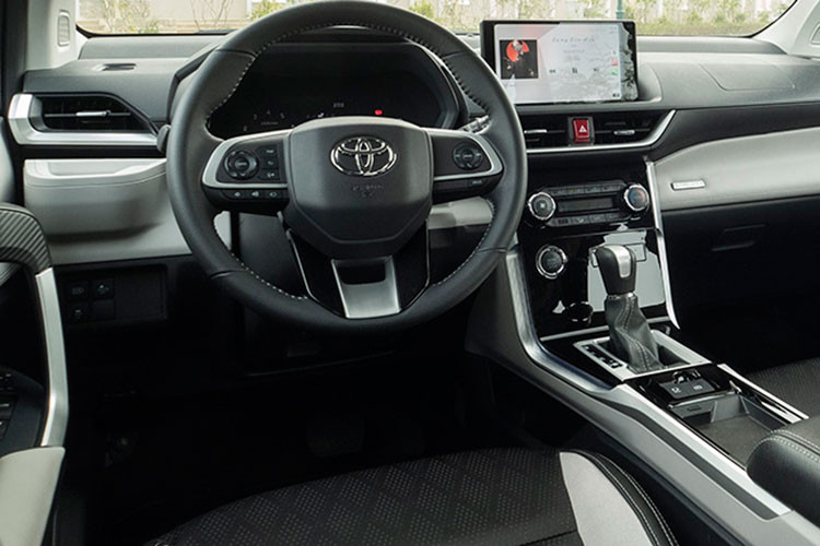 Khoang nội thất của xe nổi bật với màn hình giải trí 9 inch, nút bấm khởi động, hệ thống điều hòa tự động, phanh tay điện tử &amp; giữ phanh tự động, ghế da pha nỉ, sạc không dây... 