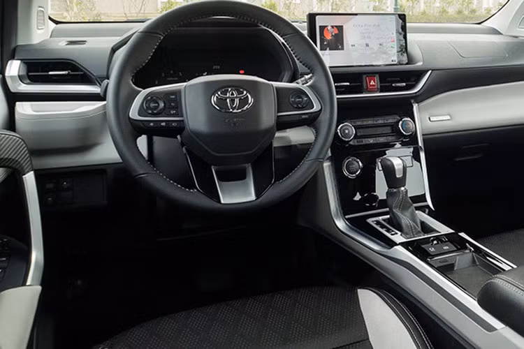 Khoang nội thất của xe nổi bật với màn hình giải trí 9 inch, nút bấm khởi động, hệ thống điều hòa tự động, phanh tay điện tử &amp; giữ phanh tự động, ghế da pha nỉ, sạc không dây... 