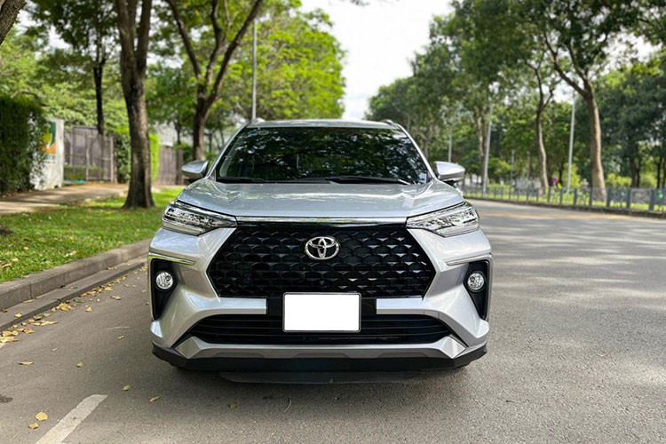 Sau nửa năm ra mắt, một số xe đã có mặt trên sàn xe cũ với giá bán hấp dẫn. Đơn cử như chiếc Toyota Veloz Cross 2022 chạy lướt trong bài viết này được người dùng chào bán với giá 759 triệu đồng. Xe thuộc bản TOP, mới đi được quãng đường 2.000 km. Chất lượng của xe được người bán khẳng định như mới, ngoại thất màu Trắng Ngọc Trai.