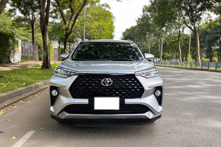 Sau nửa năm ra mắt, một số xe đã có mặt trên sàn xe cũ với giá bán hấp dẫn. Đơn cử như chiếc Toyota Veloz Cross 2022 chạy lướt trong bài viết này được người dùng chào bán với giá 759 triệu đồng. Xe thuộc bản TOP, mới đi được quãng đường 2.000 km. Chất lượng của xe được người bán khẳng định như mới, ngoại thất màu Trắng Ngọc Trai.