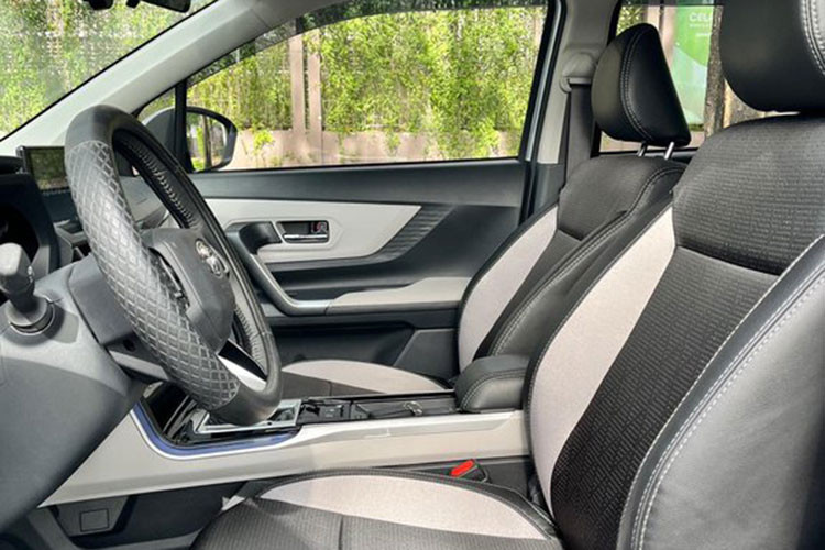 Về mặt an toàn, Toyota Veloz Cross Top sở hữu gói an toàn cao cấp Toyota Safety Sense (TSS) với nhiều tính năng nổi bật như: Cảnh báo tiền va chạm, đèn chiếu xa tự động, cảnh báo chệch làn đường,...