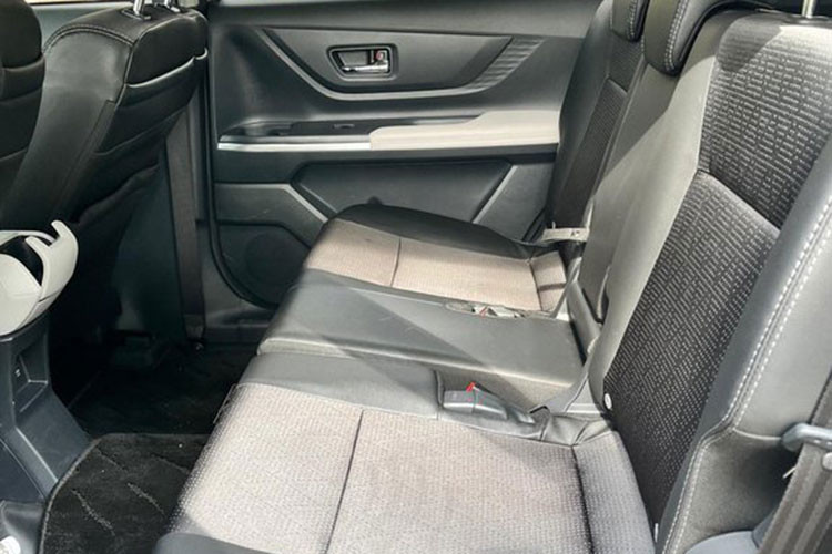 Các trang bị nổi bật khác bao gồm hệ thông kiểm soát vận hành chân ga, cảnh báo phương tiện phía trước khởi hành, cảnh báo điểm mù, cảnh báo phương tiện cắt ngang khi lùi, camera 360 độ,....