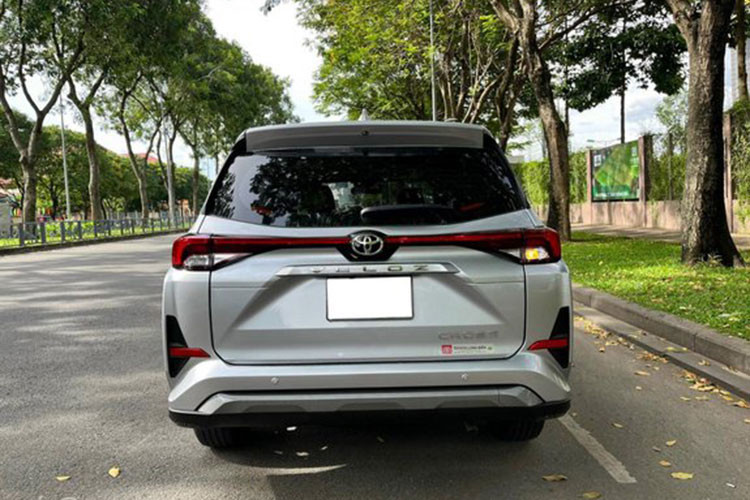 So với việc mua mới phải chuẩn bị số tiền 813 triệu đồng (bao gồm chi phí lăn bánh tại Hà Nội) và phải chi khoản tiền chênh khá lớn do hiện nay nguồn cung xe Toyota Veloz Cross vẫn chưa đủ đáp ứng nhu cầu người dùng thì việc mua chiếc xe hơi siêu lướt, mới đi được 2.000 km là một lựa chọn hấp dẫn. 