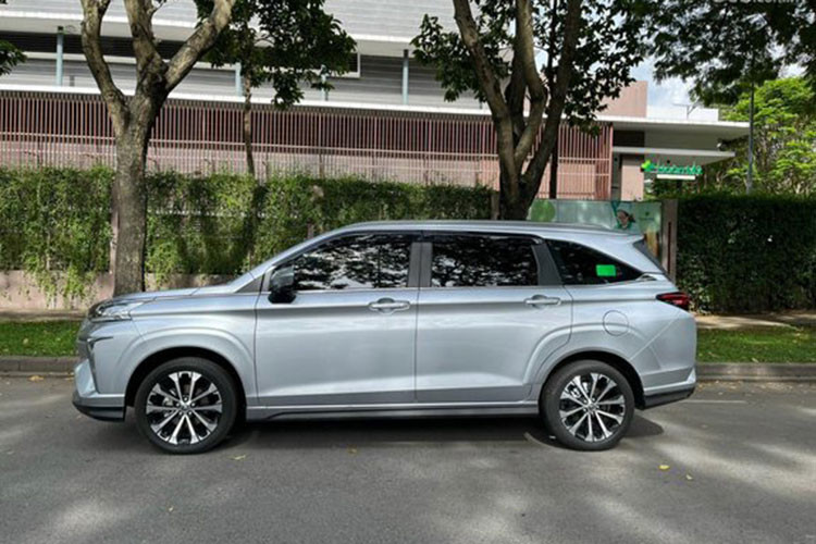 So với giá xe Toyota Veloz Cross 2022 niêm yết chính hãng là 706 triệu đồng thì giá chuyển nhượng của chiếc Veloz Cross đã qua sử dụng này cao hơn 50 triệu đồng. Tuy nhiên, ở lô xe đầu tiên, để sớm nhận được chủ nhân phải chi khoảng 50 triệu đồng tiền "lạc" và hơn 100 triệu đồng cho các chi phí lăn bánh. Như vậy, chỉ sau thời gian ngắn trải nghiệm, chủ nhân của chiếc Toyota Veloz Cross lỗ hơn 100 triệu đồng. 