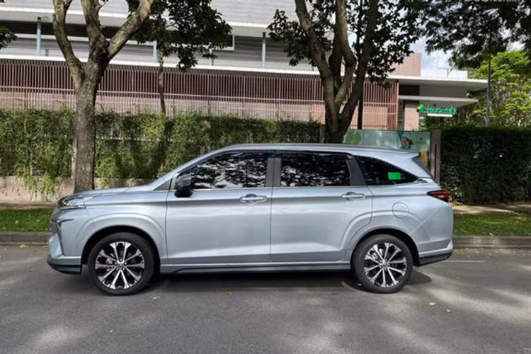 So với giá xe Toyota Veloz Cross 2022 niêm yết chính hãng là 706 triệu đồng thì giá chuyển nhượng của chiếc Veloz Cross đã qua sử dụng này cao hơn 50 triệu đồng. Tuy nhiên, ở lô xe đầu tiên, để sớm nhận được chủ nhân phải chi khoảng 50 triệu đồng tiền "lạc" và hơn 100 triệu đồng cho các chi phí lăn bánh. Như vậy, chỉ sau thời gian ngắn trải nghiệm, chủ nhân của chiếc Toyota Veloz Cross lỗ hơn 100 triệu đồng. 