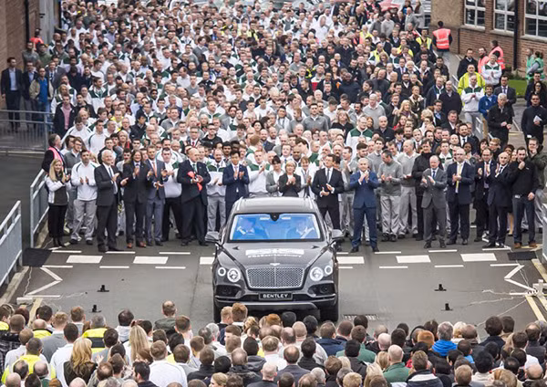 Thu tuong Anh truc tiep chung kien Bentley Bentayga xuat xuong-Hinh-3