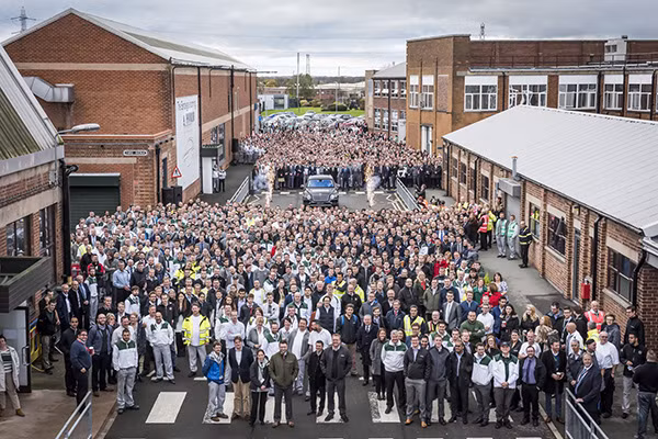 Thu tuong Anh truc tiep chung kien Bentley Bentayga xuat xuong-Hinh-2