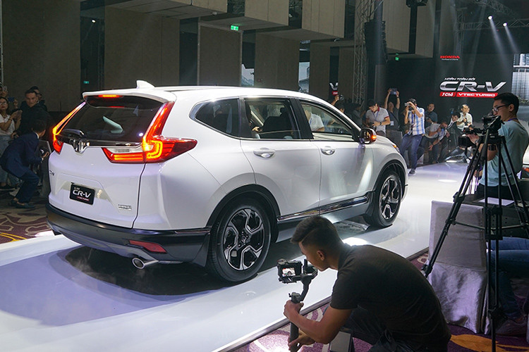 Tuy nhiên, "niềm vui ngắn chẳng tày gang" chỉ sau một thời gian sử dụng, mẫu SUV hot này liên tục bị khách hàng phản ánh về nhiều lỗi như hiện tượng rỉ sét, sự cố bất ngờ “nổ” và cháy động cơ... mới nhất là hiện tượng Honda CR-V mới dính lỗi bó cứng chân phanh bị hàng loạt khách hàng tố cáo trên các diễn đàn ôtô và xe máy có tiếng tại Việt Nam.