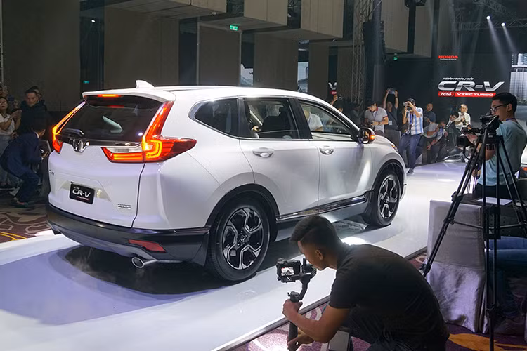 Tuy nhiên, "niềm vui ngắn chẳng tày gang" chỉ sau một thời gian sử dụng, mẫu SUV hot này liên tục bị khách hàng phản ánh về nhiều lỗi như hiện tượng rỉ sét, sự cố bất ngờ “nổ” và cháy động cơ... mới nhất là hiện tượng Honda CR-V mới dính lỗi bó cứng chân phanh bị hàng loạt khách hàng tố cáo trên các diễn đàn ôtô và xe máy có tiếng tại Việt Nam.