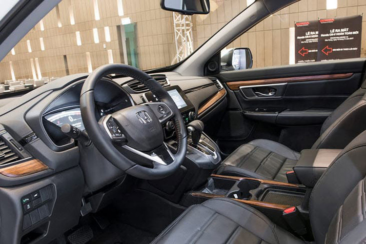 Ngoài các lỗi xảy ra hiện hữu, Honda CR-V 2018 còn được nhiều chủ xe đăng đàn trên mạng xã hội cho là gây ồn khi lái mặc dù đã được trang bị miếng che gió, tuy nhiên khi xe chạy với vận tốc trên 60km/h hành khách trên xe vẫn có thể nghe thấy tiếng tiếng gió khi mở cửa. Mặc dù ở một vài xe cùng phân khúc lại không mắc phải lỗi cơ bản này.