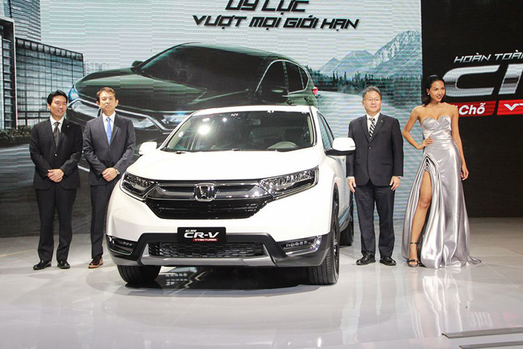 Từ khi ra mắt phiên bản mới, các chuyên gia đã đánh giá mẫu xe Honda CR-V 2018 với số điểm khá cao vì sở hữu nhiều tính năng tiện nghi cùng với thiết kế đẳng cấp. Bằng chứng là ngay sau khi ra mắt, khách hàng tại&#x1c;Việt Nam đã luôn phải đặt xe trước nhiều tháng mới hy vọng có thể được sở hữu chiếc xe này - thậm chí sẵn sàng chi thêm tiền để sở hữu.