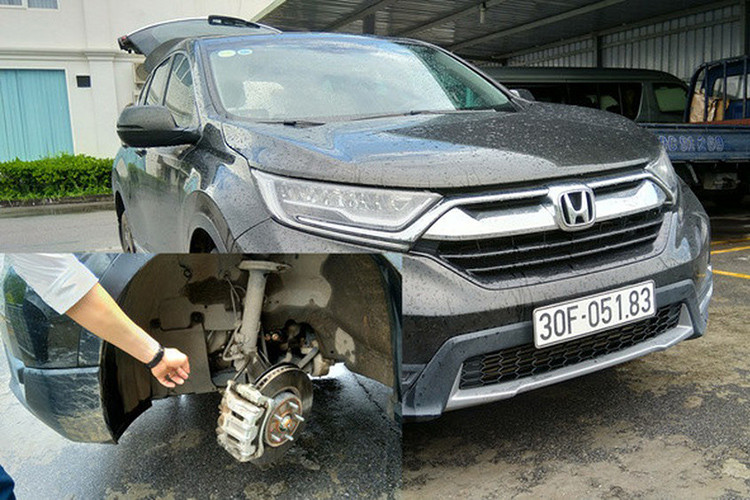 Ngoài lỗi nghiêm trọng bị khóa cứng chân phanh mới xảy ra gần đây, khoảng tháng 8/2018 nhiều khách hàng sử dụng dòng xe Honda CR-V 2018 từng than phiền về hiện tượng xe bị gỉ sét ở phần sắt xung quanh gioăng cao su. Cụ thể, chủ nhân của chiếc Honda CR-V 1.5 Turbo (phiên bản L) tại Mê Linh, Hà Nội từng phản ánh, xe khi mới chỉ lăn bánh 2.500 km, nhưng phần sắt quanh gioăng cao su xảy ra tình trạng rỉ sét.