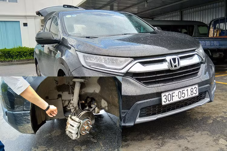 Ngoài lỗi nghiêm trọng bị khóa cứng chân phanh mới xảy ra gần đây, khoảng tháng 8/2018 nhiều khách hàng sử dụng dòng xe Honda CR-V 2018 từng than phiền về hiện tượng xe bị gỉ sét ở phần sắt xung quanh gioăng cao su. Cụ thể, chủ nhân của chiếc Honda CR-V 1.5 Turbo (phiên bản L) tại Mê Linh, Hà Nội từng phản ánh, xe khi mới chỉ lăn bánh 2.500 km, nhưng phần sắt quanh gioăng cao su xảy ra tình trạng rỉ sét.