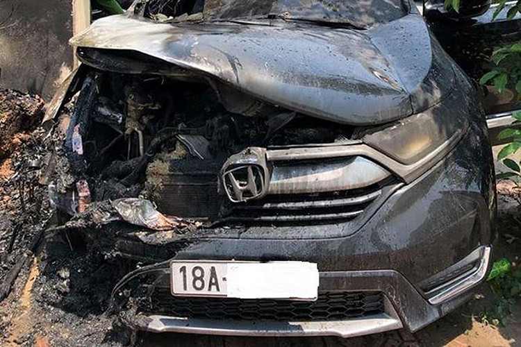 Vụ xe Honda CR-V bất ngờ “phát nổ” và cháy không rõ nguyên nhân của chủ nhân ở Nam Định cũng gây hoang mang dư luận trong tháng 5/2019 vừa qua. Theo đó khi đang đậu xe dưới trời nắng không khỏi bất ngờ khi chiếc xe Honda CR-V này tự dưng phát nổ và bốc cháy.