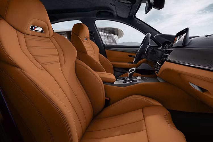 Bảng táp-lô được trang trí bằng carbon và hai màn hình giải trí riêng biệt cho hàng ghế sau. Hệ thống thông tin giải trí iDrive phiên bản mới nhất hỗ trợ Apple CarPlay và sạc không dây, màn hình cảm ứng hỗ trợ tương tác cử chỉ tay. Hệ thống âm thanh gồm 16 loa của Bower &amp; Wilkins với amply 1.400 watt.