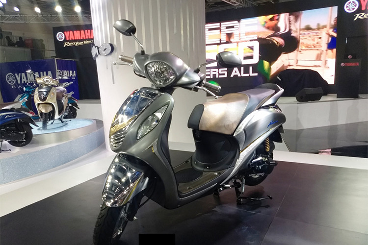 Nếu để ý kỹ bạn sẽ thấy tông thể thiết kế ở diện mạo bên ngoài của Yamaha Fascino 2019 khá giống với thế hệ đàn anh là Nozza Grande đang được Yamaha phân phối tại Việt Nam. Xe sở hữu đèn pha hình quả trám mang phong cách cổ điền, xi nhan tách rời sang hai bên phía yếm trước.