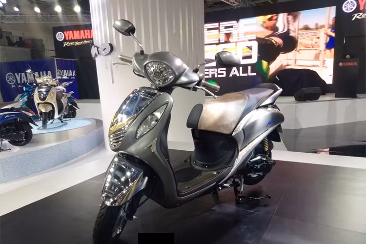 Nếu để ý kỹ bạn sẽ thấy tông thể thiết kế ở diện mạo bên ngoài của Yamaha Fascino 2019 khá giống với thế hệ đàn anh là Nozza Grande đang được Yamaha phân phối tại Việt Nam. Xe sở hữu đèn pha hình quả trám mang phong cách cổ điền, xi nhan tách rời sang hai bên phía yếm trước.