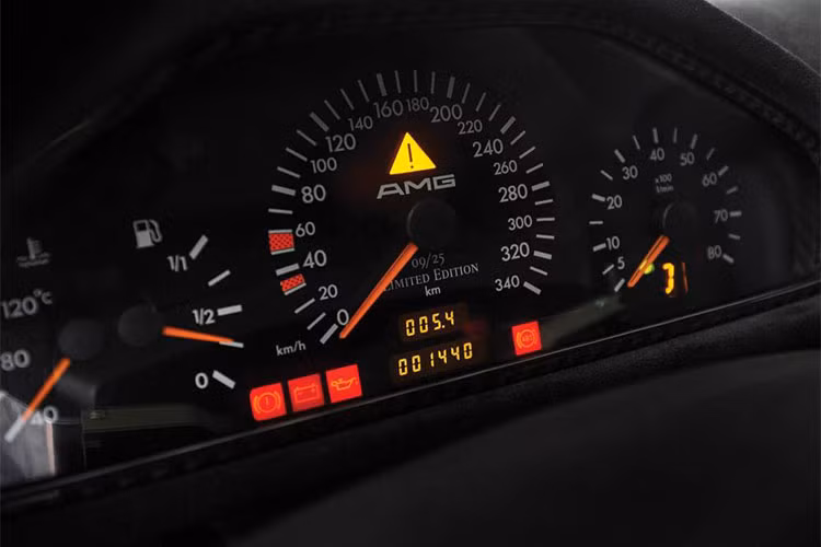 Mercedes-Benz CLK GTR là phiên bản thương mại của mẫu xe đua cùng tên đã tham dự vào giải đua danh giá FIA GT Championship vào năm 1997. Thời điểm đó, ban tổ chức giải đã yêu cầu các hãng xe đua phải tạo ra những chiếc xe phiên bản đường phố, để đến ngày hôm nay, giá bán của các siêu xe này vượt xa những mẫu siêu xe đình đám hiện đại.