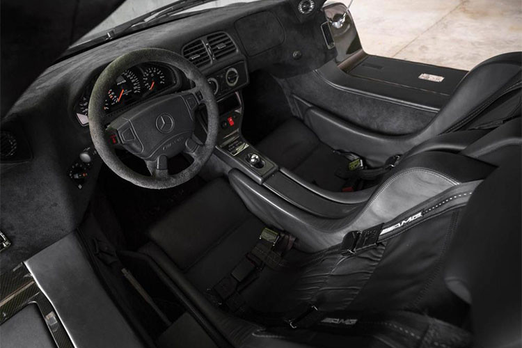 Vì sao những chiếc siêu xe Mercedes-Benz CLK GTR lúc ra mắt và đến nay đã hơn 2 thập kỷ trôi qua vẫn có mức giá bán khiến không ít người phải choáng ngợp. Câu trả lời nằm ở số lượng sản xuất hạn chế.