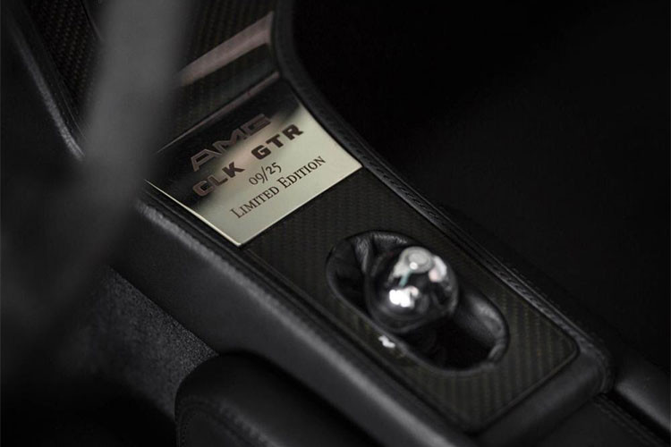 Con số 25 chiếc CLK GTR được sản xuất trên toàn thế giới và chỉ có 20 chiếc thuộc bản Coupe, còn lại là bản mui trần. Ngoại thất siêu xe dự kiến thu về số tiền khoảng 5 triệu đô la này có màu sơn bạc, bên trong khoang lái là nội thất màu đen. Bảng điều khiển trung tâm có huy hiệu 09/25.