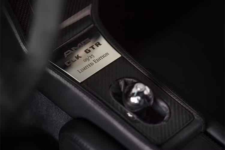 Con số 25 chiếc CLK GTR được sản xuất trên toàn thế giới và chỉ có 20 chiếc thuộc bản Coupe, còn lại là bản mui trần. Ngoại thất siêu xe dự kiến thu về số tiền khoảng 5 triệu đô la này có màu sơn bạc, bên trong khoang lái là nội thất màu đen. Bảng điều khiển trung tâm có huy hiệu 09/25.