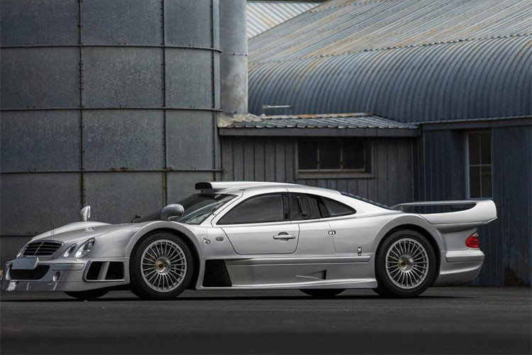 Điều này đã giúp siêu xe Mercedes-Benz CLK GTR bản thương mại sản sinh công suất tối đa 604 mã lực và mô-men xoắn cực đại 775 Nm. Mercedes-AMG tuyên bố thời gian tăng tốc của siêu xe Mercedes-Benz CLK GTR từ 0-100 km/h trong 3,8 giây và tốc độ tối đa là 344 km/h.